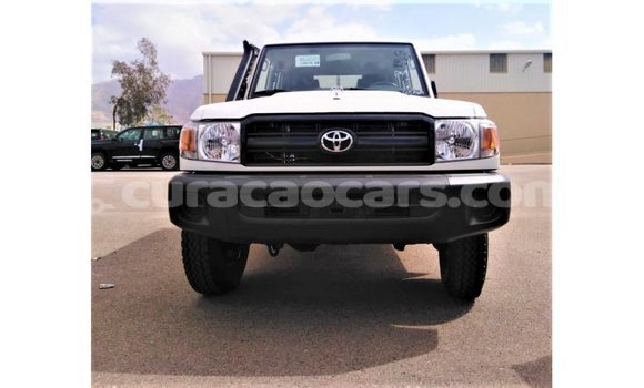Buy Import Toyota Land Cruiser White Car in Import - Dubai in Curacao