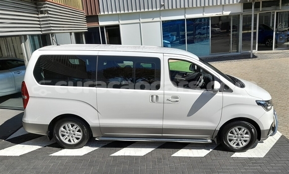 Buy Used Hyundai H200 White Car in Willemstad in Curacao Buy Used Hyundai H200 White Car in Willemstad in Curacao
