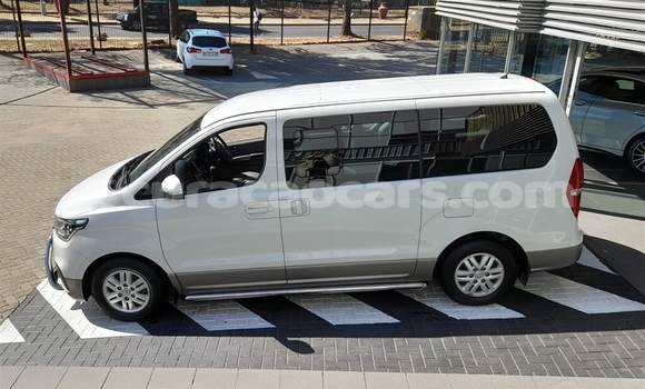 Buy Used Hyundai H200 White Car in Willemstad in Curacao Buy Used Hyundai H200 White Car in Willemstad in Curacao