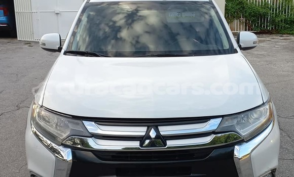 Buy Used Mitsubishi Outlander White Car in Lagún in Curacao