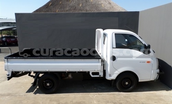 Buy Used Hyundai H200 White Car in Willemstad in Curacao Buy Used Hyundai H200 White Car in Willemstad in Curacao