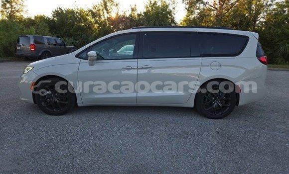 Buy Used Chrysler Pacifica White Car in Willemstad in Curacao Buy Used Chrysler Pacifica White Car in Willemstad in Curacao