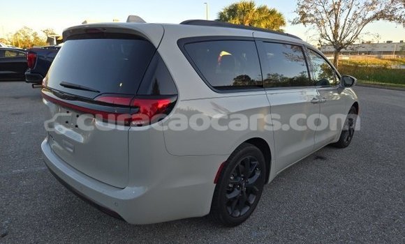 Buy Used Chrysler Pacifica White Car in Willemstad in Curacao Buy Used Chrysler Pacifica White Car in Willemstad in Curacao