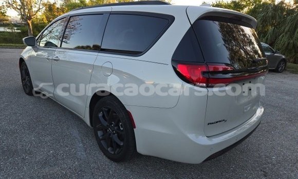 Buy Used Chrysler Pacifica White Car in Willemstad in Curacao Buy Used Chrysler Pacifica White Car in Willemstad in Curacao