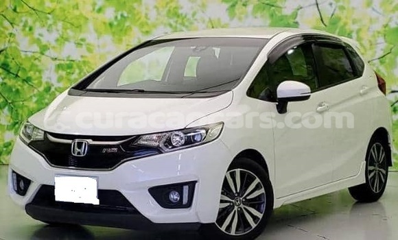 Buy Used Honda FIT White Car in Willemstad in Curacao