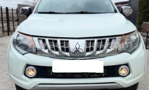 Buy Used Mitsubishi L200 White Car in Willemstad in Curacao