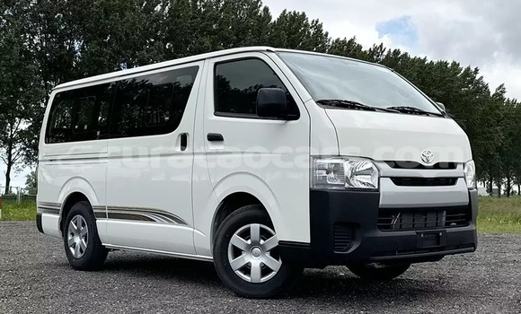 Buy Used Toyota Hiace White Car in Import - Dubai in Curacao