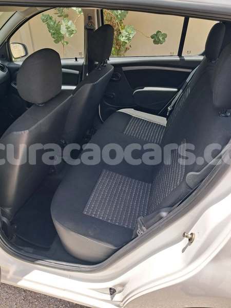 Big with watermark renault 15 curacao dorp soto 4705
