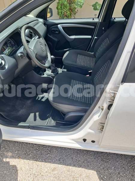 Big with watermark renault 15 curacao dorp soto 4705