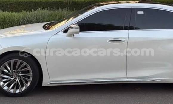 Buy Used Lexus ES White Car in Willemstad in Curacao Buy Used Lexus ES White Car in Willemstad in Curacao
